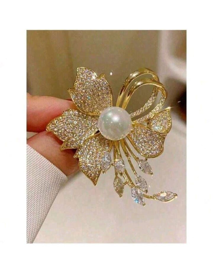 Broche fleur de prestige – Perle nacrée & cristaux scintillants_2