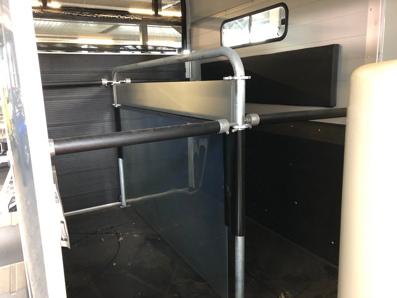 Remolque para caballos Cheval Liberté Gold 3 – 2 plazas_9