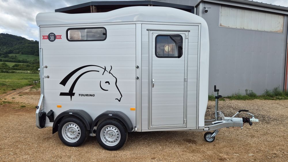 Van 2 places Touring Country + Sellerie – Édition 30 ans Cheval Liberté (Blanc)_4