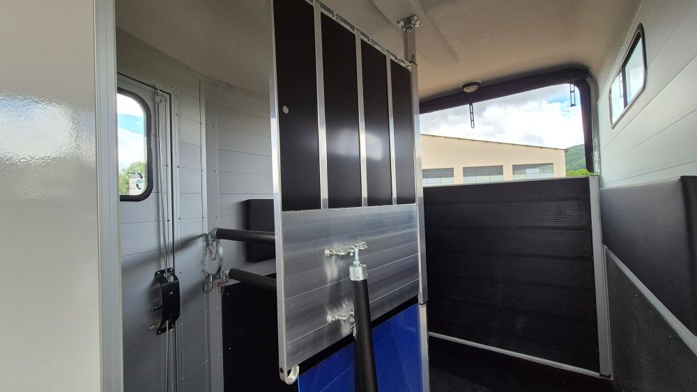 Van 2 places Touring Country + Sellerie – Édition 30 ans Cheval Liberté (Blanc)_10