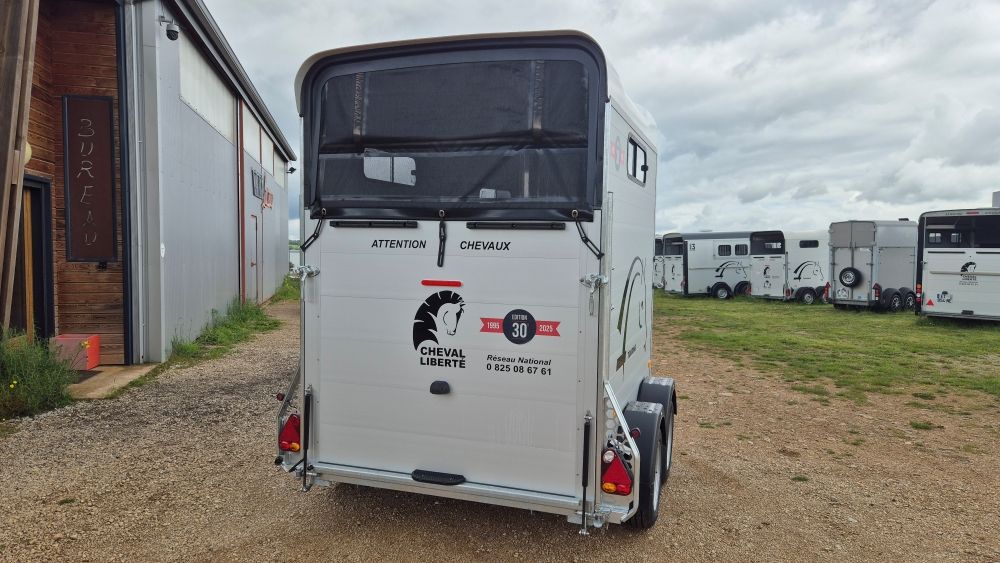 Van 2 places Touring Country + Sellerie – Édition 30 ans Cheval Liberté (Blanc)_1