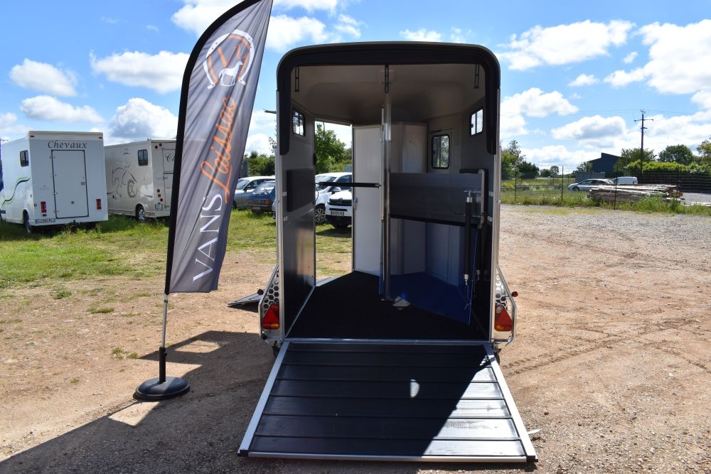 Van 2 places Touring Country + Sellerie – Édition 30 ans Cheval Liberté (Blanc)_7