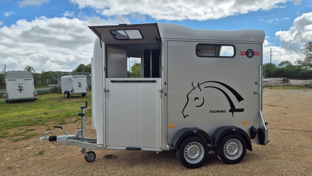 Van 2 places Touring Country + Sellerie – Édition 30 ans Cheval Liberté (Blanc)_2