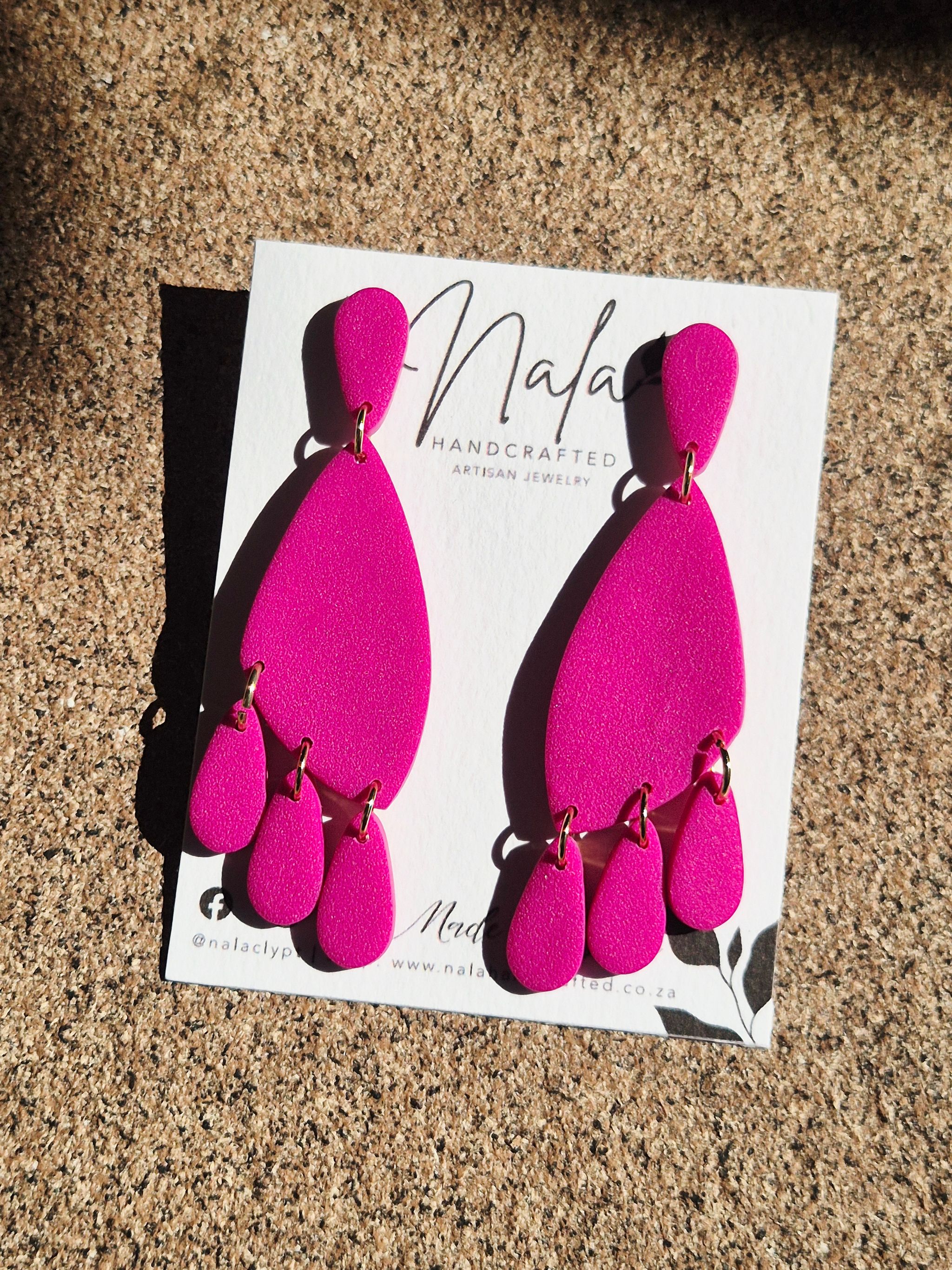 Magenta organic droplets_0