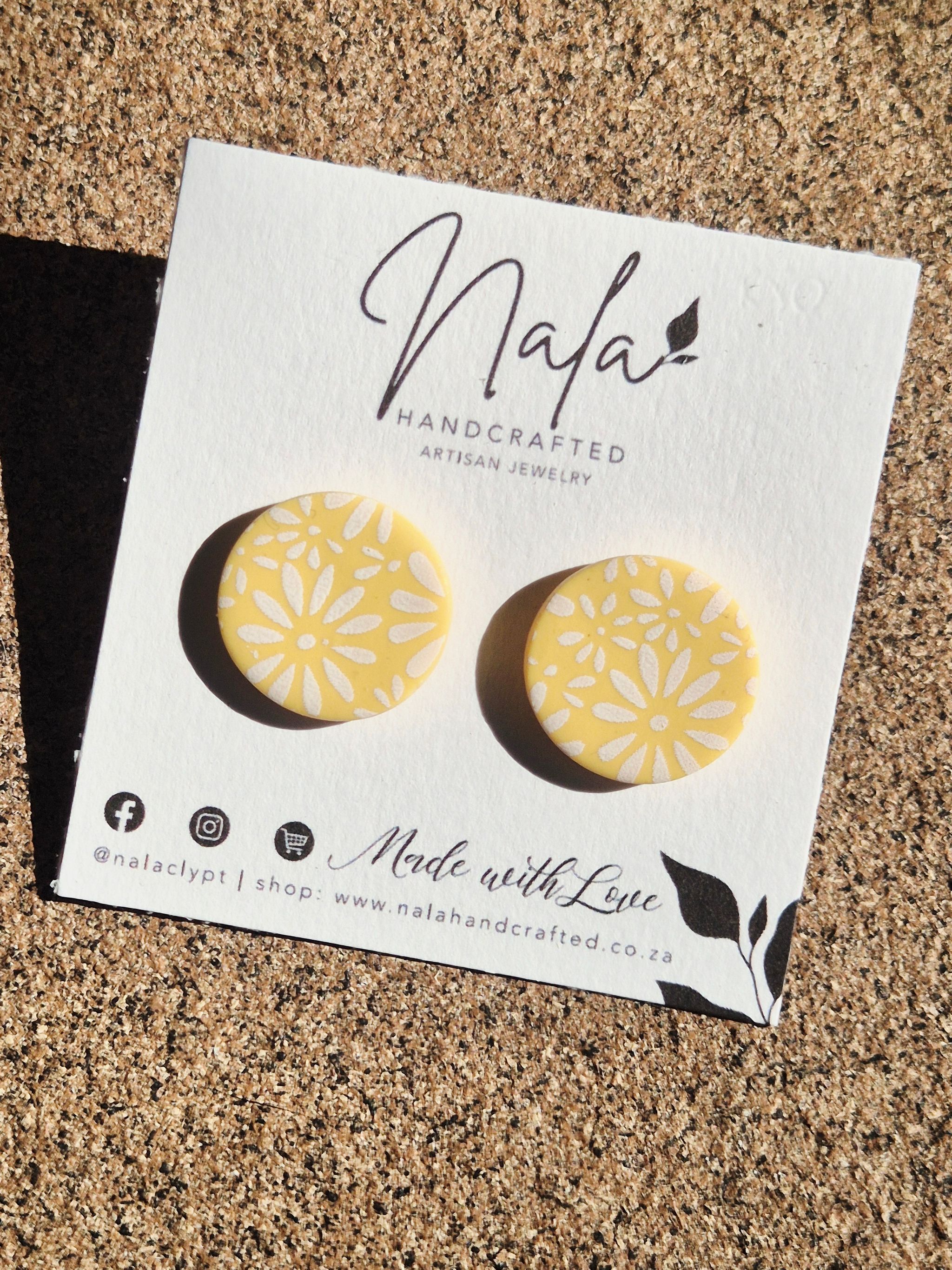 Butter yellow flower stud_0