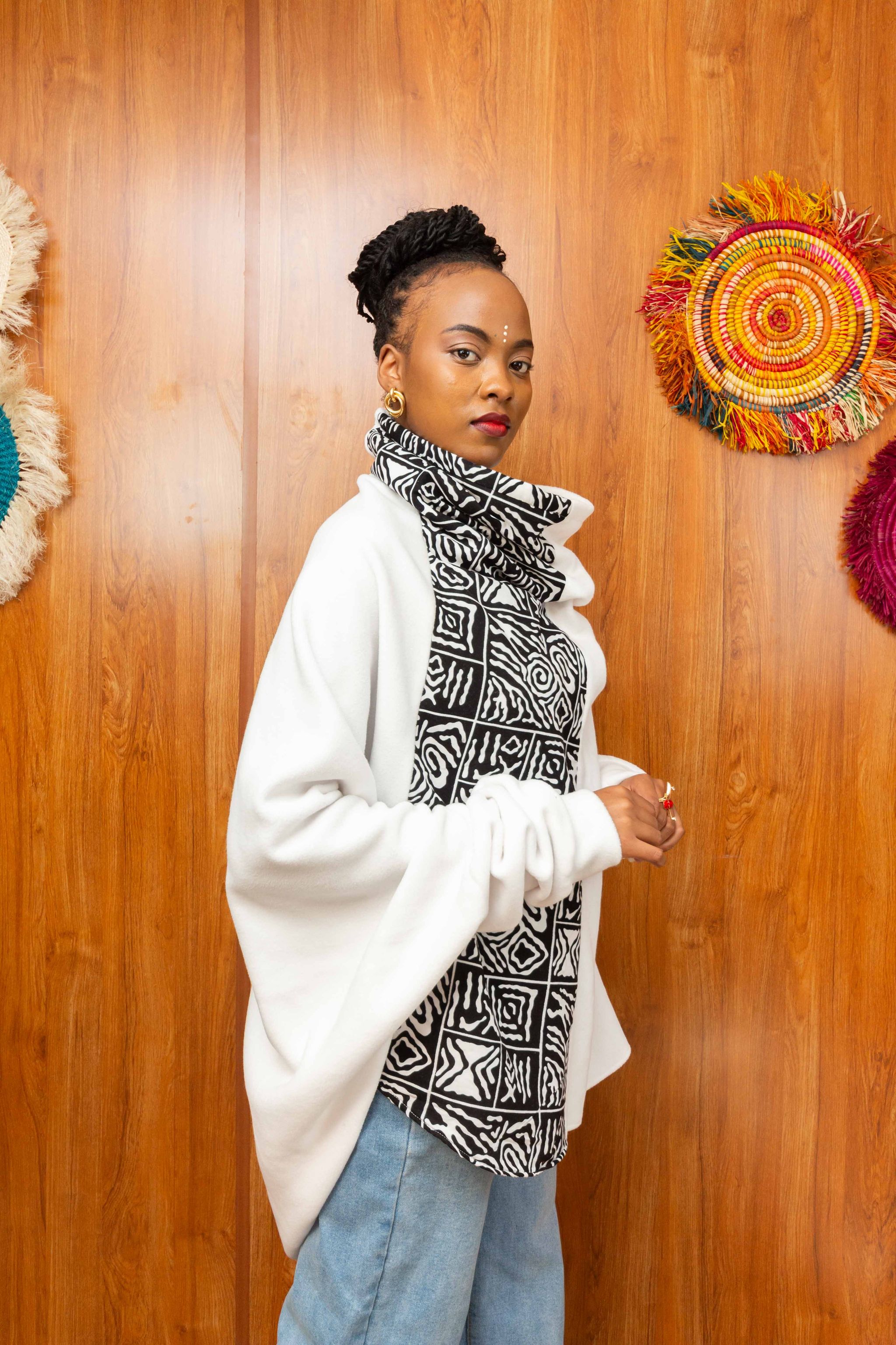 Ascili Snuggy Cardigan - White / Black_0