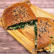 Calzone integral relleno de pollo y queso con pesto._0