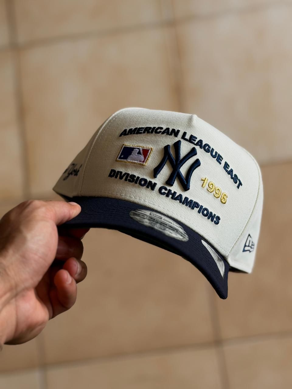 New Era 9Fifty A-Frame - NY AL East Division Champions 1996 Chrome Two Tone_4