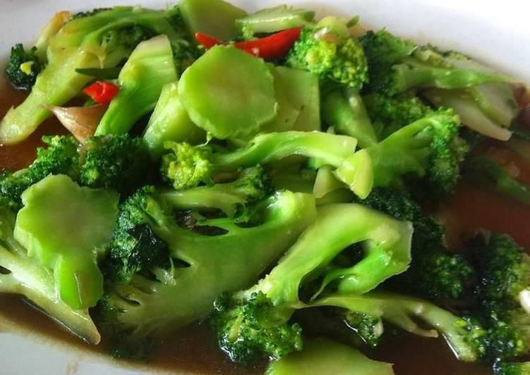 Stir Fried Broccoli with Carrots and Mushrooms_0