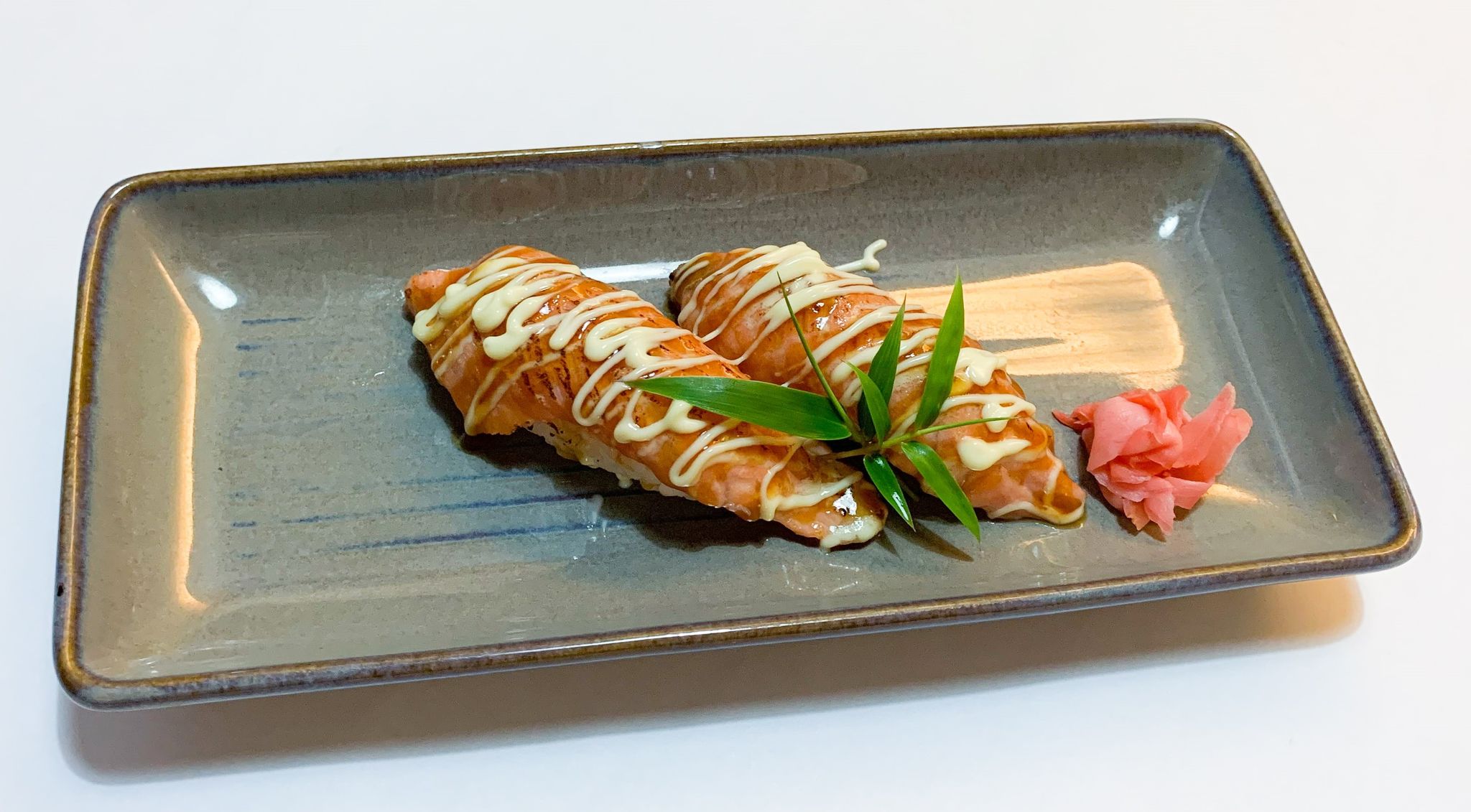 D012. Salmon Aburi Sushi　サーモン炙り寿司_0