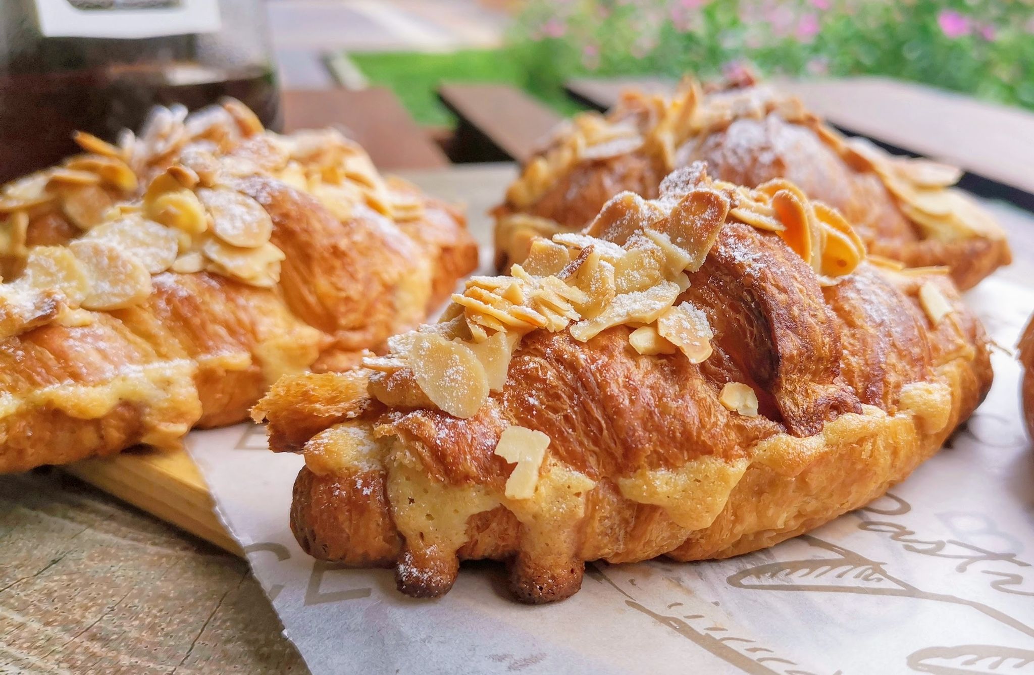 Almond croissant_0