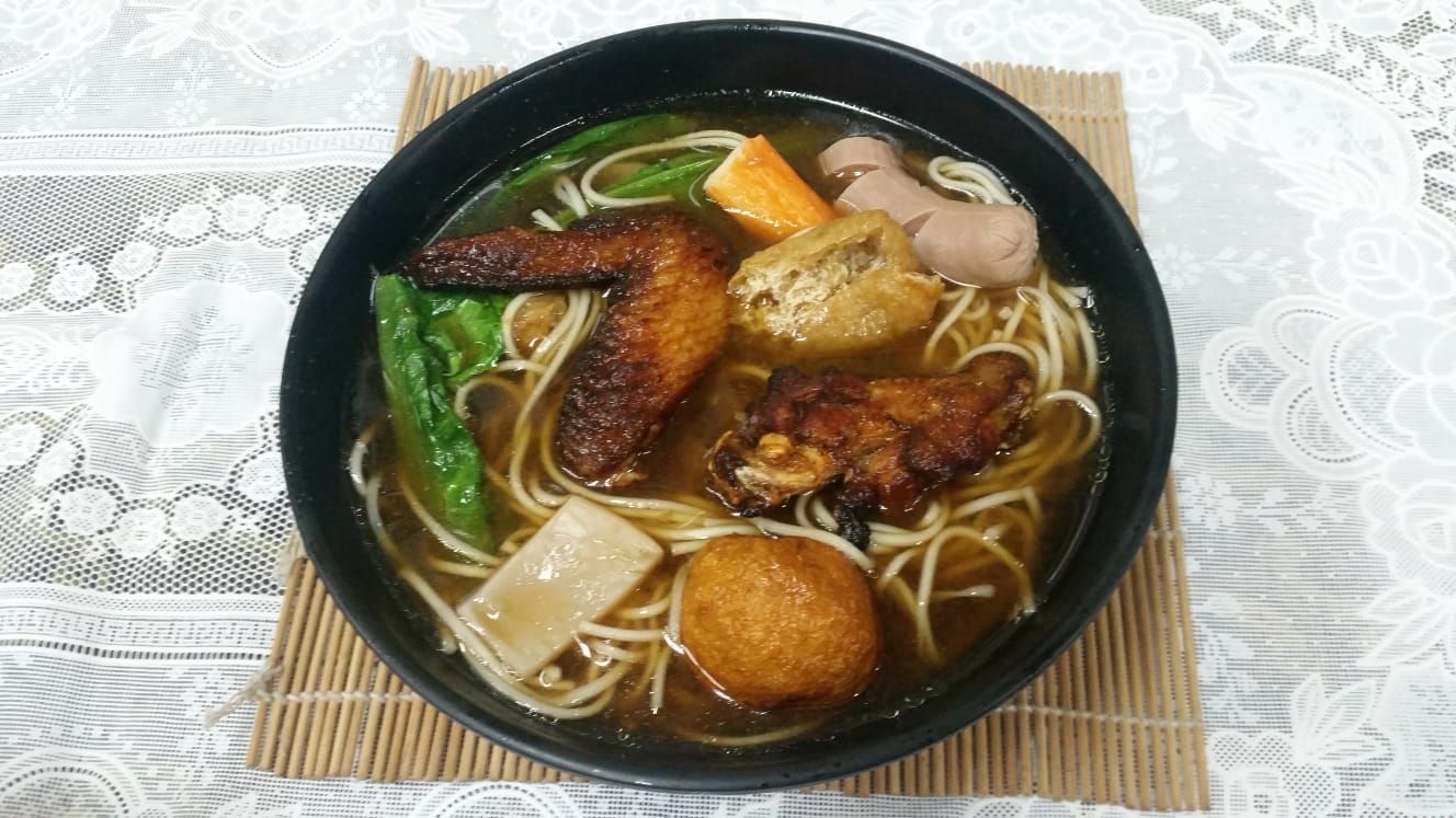 #33 Che Zai Noodle Soup 车仔面（香肠,菜,鱿鱼, 豆卜,鱼丸,白萝卜,鸡翅膀, 蟹柳)_0