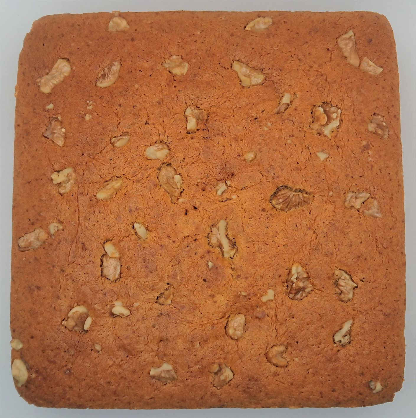 Banana cake topped with walnuts_0