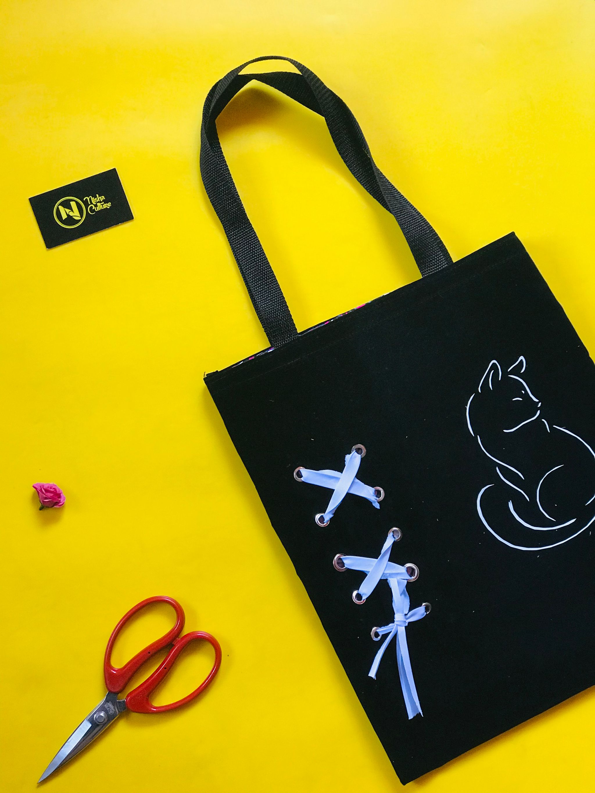 White prints tote bag with crisscross design _1