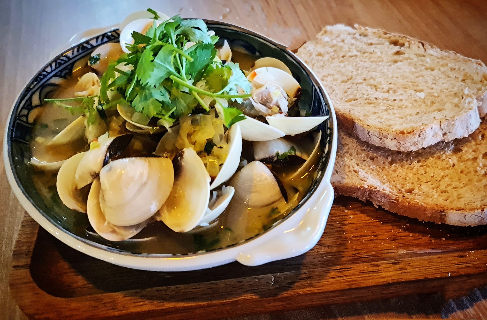Asari Clams White Wine Garlic Served with Toast_0