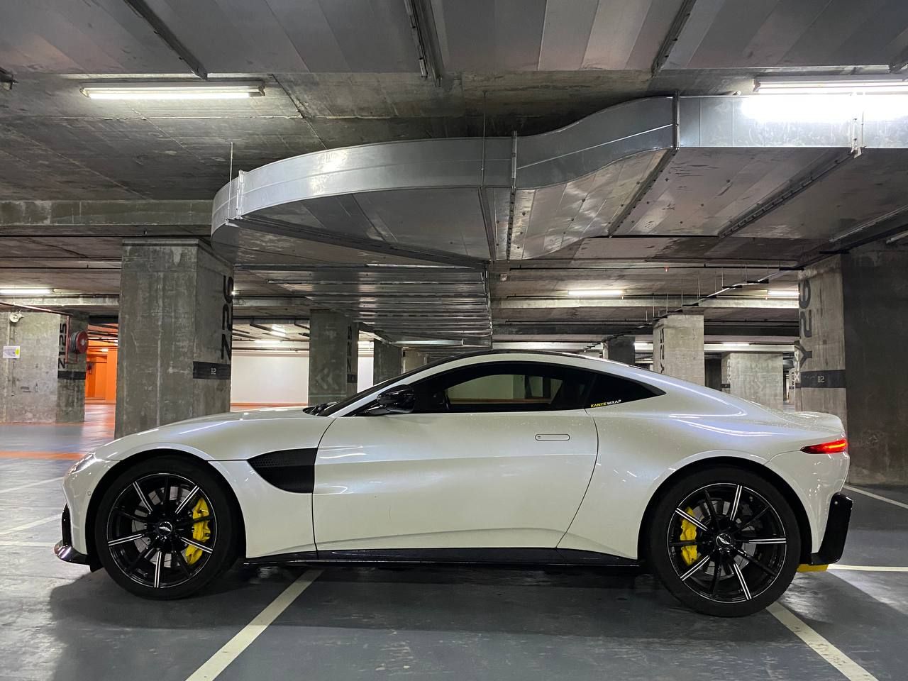 ASTON MARTIN VANTAGE_2