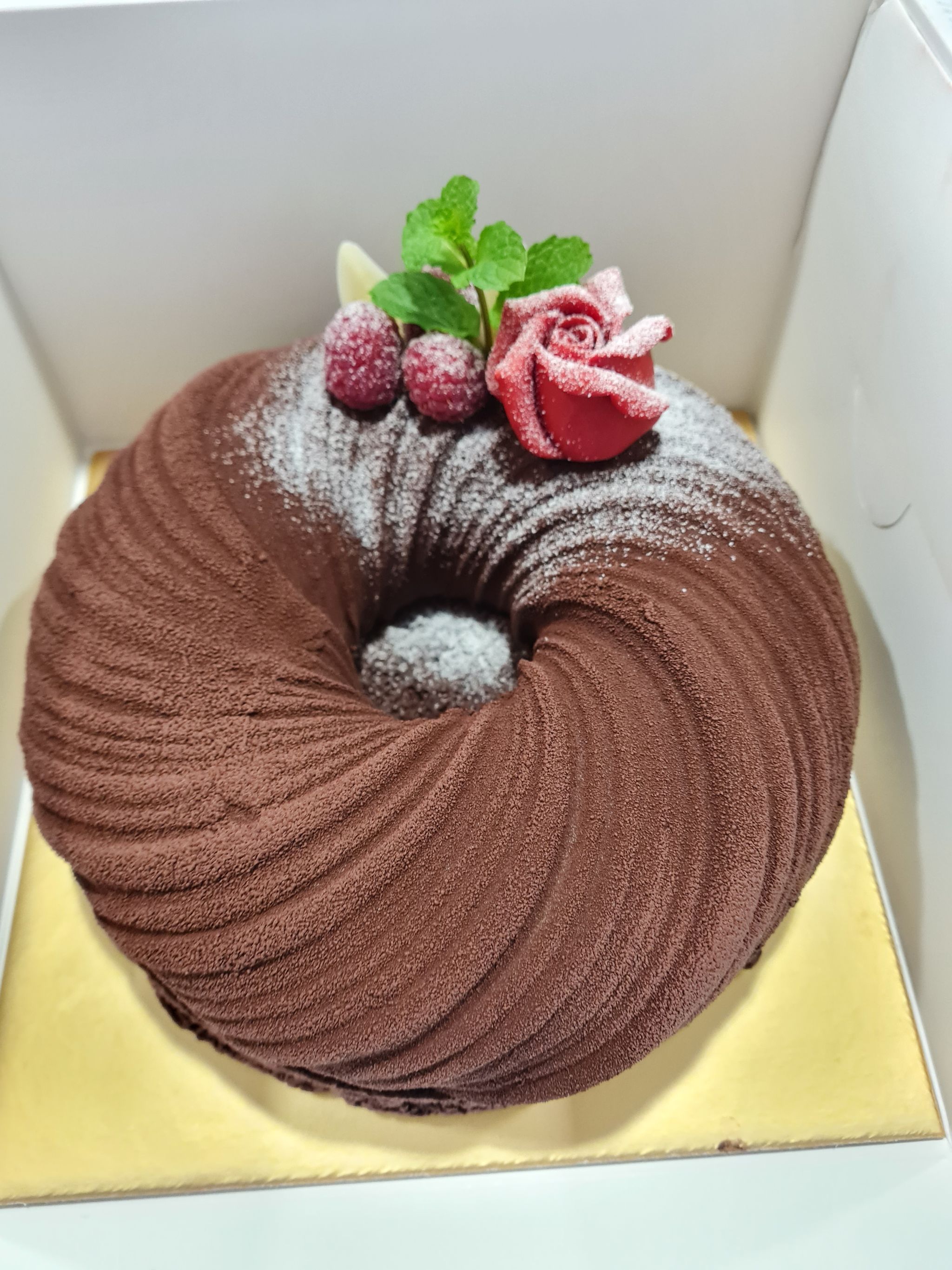 Dark chocolate swirl with praline lemon insert _0