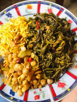 စိန်သရဖူ_လက်ဖက်ညွန့်နှပ်