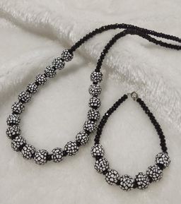 Yoe Yar Zay_B&W Lacquer Set