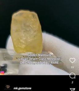 نيزك المالدوڤايت الذهبي 