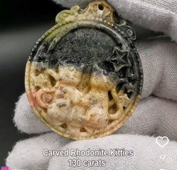 حجر الرودونيت منحوت