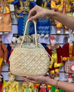 Yoe Yar Zay_ဗေဒါရိုး ဘေးလွယ်အိတ်