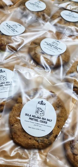 Custom Gift Set (20pcs- 10 Nutella Bomb + 10 Sea Salt Gula Melaka Preztels)