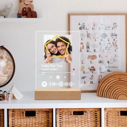 Small plaque with wooden stand لوح صغير مع ستاند خشب