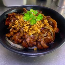J) 蒜香猪肉盖饭 (Garlic Pork Rice Bowl)