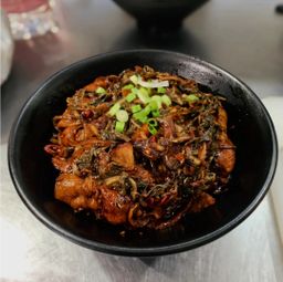 R) 梅菜猪肉荷包蛋盖饭 (Preserved Vege Pork Rice Bowl With Egg)