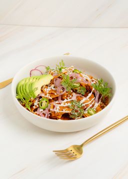 CHILAQUILES EN SALSA ROJA