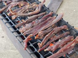 ပန်းခရေ Kitchen_အသင့်စားဝက်သားခြောက်မီးကင်