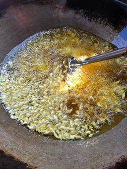 ပန်းခရေ Kitchen_ဖျာပုံငါးပိကြော်