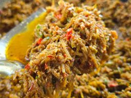 ပန်းခရေ Kitchen_သရက်သီးစိမ်းငပိချက်