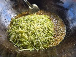 ပန်းခရေ Kitchen_သရက်သီးစိမ်းငပိချက်