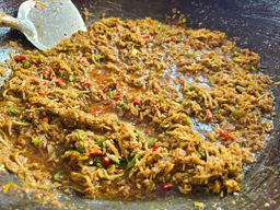 ပန်းခရေ Kitchen_သရက်သီးစိမ်းငပိချက်