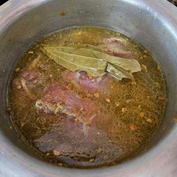 ပန်းခရေ Kitchen_ဆိတ်၊ အမဲ ဟင်းချက်အနှစ်ထုတ် (အိုးကြီးနှပ်)