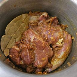 ပန်းခရေ Kitchen_ဆိတ်၊ အမဲ ဟင်းချက်အနှစ်ထုတ် (အိုးကြီးနှပ်)