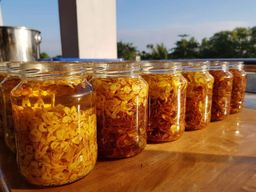 ပန်းခရေ Kitchen_ကြက်သွန်ဖြူ နီ ဆီချက်