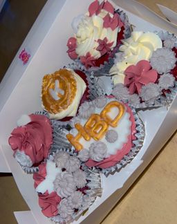 Cupcakes - Custom Theme 2-3 Colors with 3D Chocolate Figures | Tema Personalizado 2-3 Colores con Figuras De Chocolates