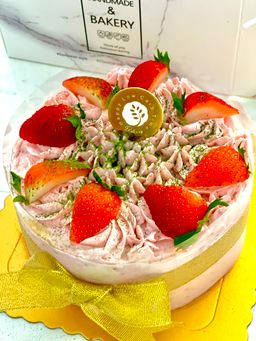 Premium Matcha Strawberry Cake