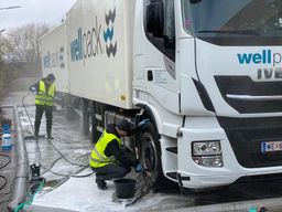 Truck Wash.                                غسيل كميونات وتشحيم
