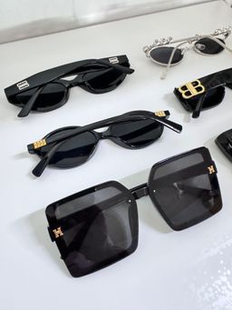 Kacamata hitam 𝘷2