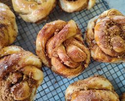 Cinnamon bun with salted caramel