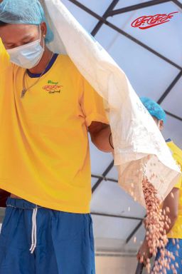 မြင့်မြင့်ခင်_မြေပဲဆီသန့်