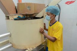 မြင့်မြင့်ခင်_မြေပဲဆီသန့်