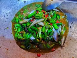 ဇလုံကြီး_ငါးရွှေငရုတ်သီးရခိုင်ချက် 