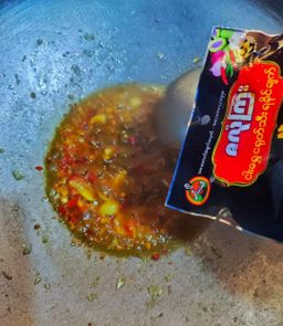 ဇလုံကြီး_ငါးရွှေငရုတ်သီးရခိုင်ချက် 