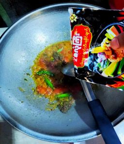 ဇလုံကြီး_ငါးရွှေငရုတ်သီးရခိုင်ချက် 