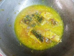 ဇလုံကြီး_ငါးရွှေငရုတ်သီးရခိုင်ချက် 